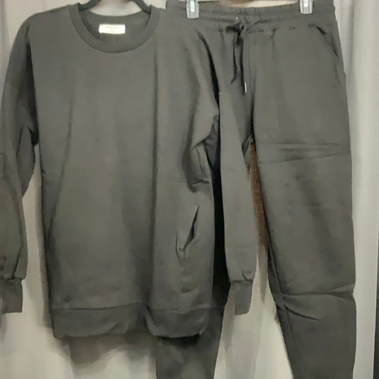 Round Neck Pullover Sweatshirt & Sweatpants Set